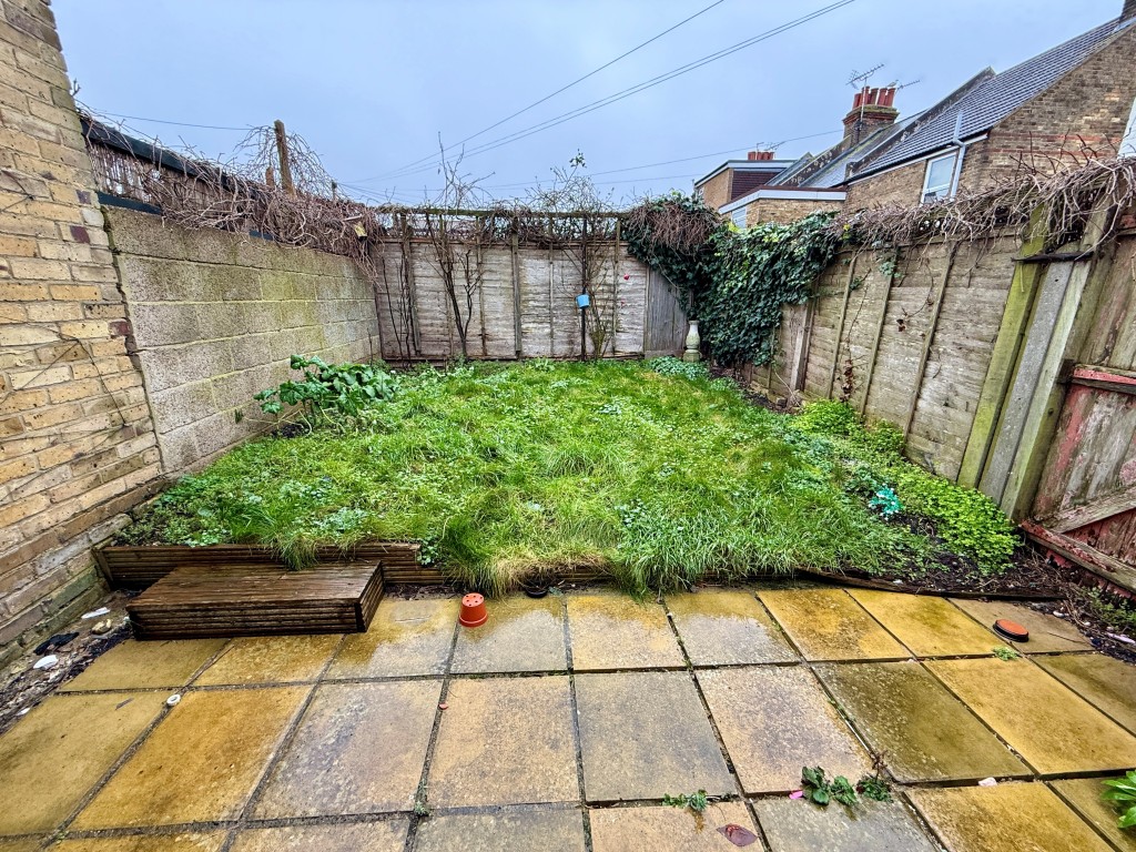 Lot: 160 - END-TERRACE HOUSE IN TOWN CENTRE - Garden with patio to rear